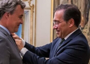 Albares condecora con la encomienda de Isabel la Católica a los altos cargos que cerraron el acuerdo sobre Gibraltar