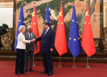 La UE insta a China a reequilibrar la relación y asumir responsabilidad global, mientras Pekín llama a reforzar la confianza y evitar el autoaislamiento