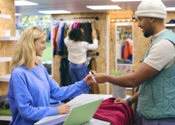 El volumen del comercio minorista cae un 0,7% en la zona del euro y un 0,8% en la UE