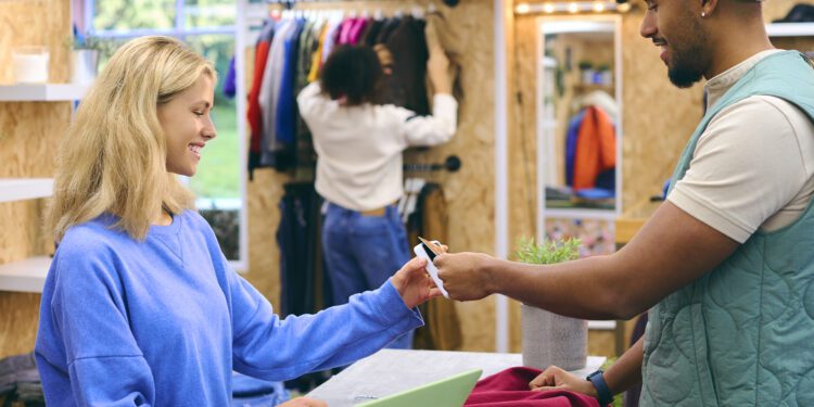 El volumen del comercio minorista cae un 0,7% en la zona del euro y un 0,8% en la UE