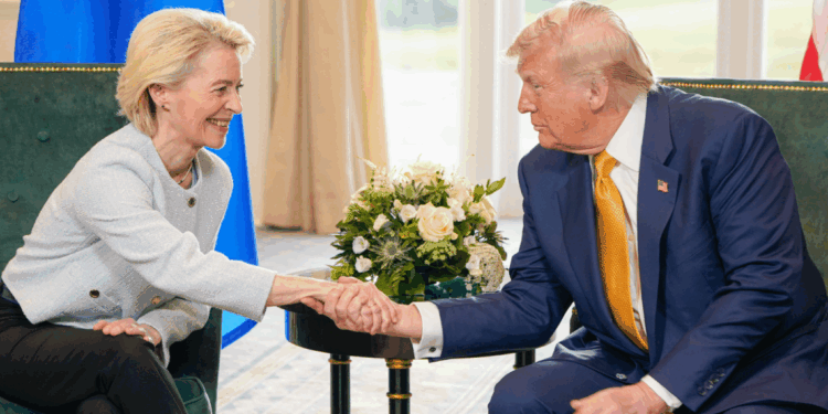 Bruselas suspende las contramedidas arancelarias tras el acuerdo alcanzado entre von der Leyen y Trump