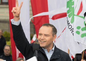 El conservador Karol Nawrocki asume la presidencia de Polonia con un llamado a defender la soberanía dentro de la UE