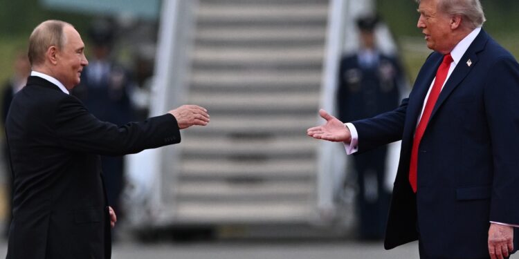 La cumbre Trump-Putin en Alaska termina sin resultados concretos, pero con clara victoria propagandística para Moscú