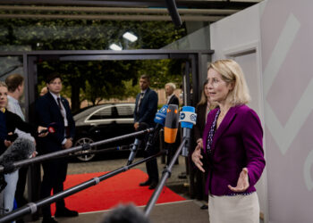 El bloque, salvo Hungría, se compromete a acelerar el 19º paquete de sanciones tras el ataque ruso a la Delegación de la UE en Kiev