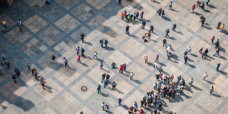 España alcanza su mayor población registrada con 49.315.949 habitantes, impulsada por la inmigración