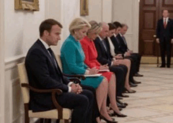 La foto viral de los líderes europeos en un pasillo de la Casa Blanca es falsa