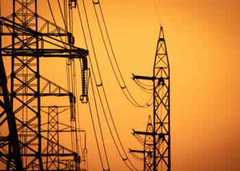 La conexión energética entre la península ibérica y Europa es prioritaria, afirman expertos