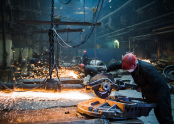 La producción industrial cae un 1,3% en la eurozona y un 1% en la UE