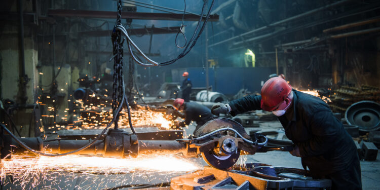 La producción industrial cae un 1,3% en la eurozona y un 1% en la UE