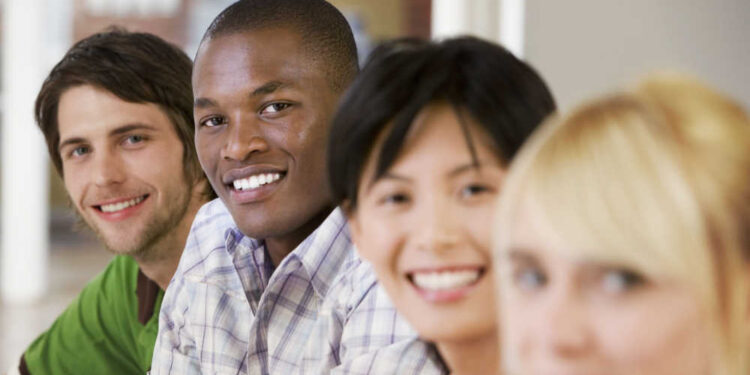 La educación terciaria entre jóvenes no europeos en la UE aumenta un 12,5% en 2024