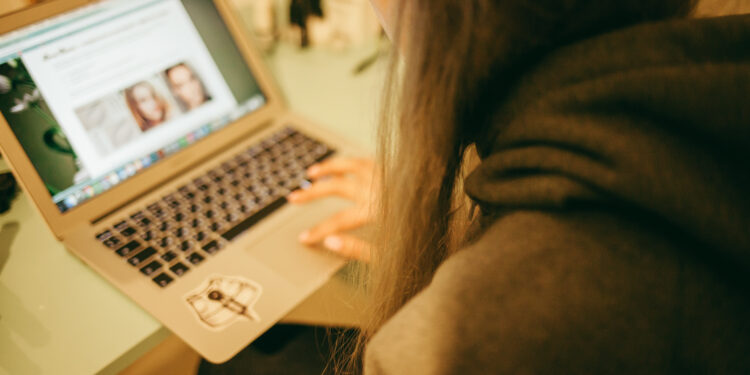 El 82% de las personas con discapacidad en la UE usaron internet en 2024