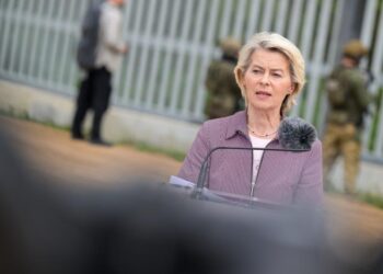 Von der Leyen concluye su gira por los Estados fronterizos con Rusia y Bielorrusia con un llamado a proteger las fronteras y aumentar la inversión en defensa
