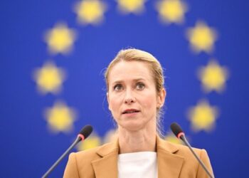 Kallas insta a incrementar la presión sobre Rusia para frenar su agresión y apoyar a Ucrania