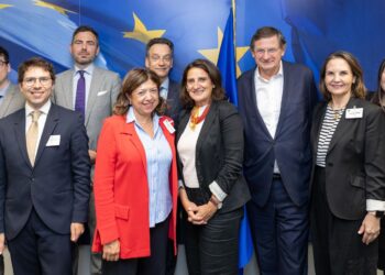 Los editores piden a la vicepresidenta de la Comisión Europea, Teresa Ribera, más apoyo frente al dominio de las grandes plataformas