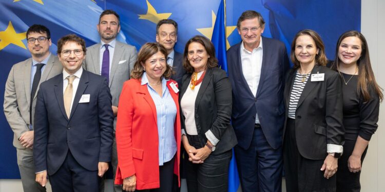 Los editores piden a la vicepresidenta de la Comisión Europea, Teresa Ribera, más apoyo frente al dominio de las grandes plataformas