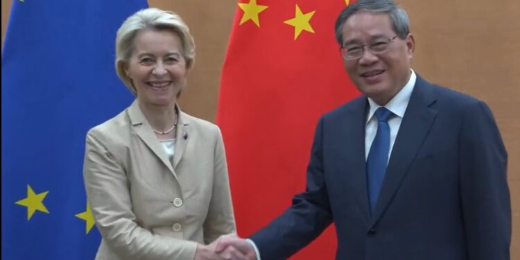 Bruselas insta a China a utilizar su influencia para presionar a Rusia a sentarse en la mesa de negociación