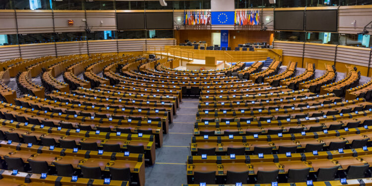 Los eurodiputados respaldan medidas para impulsar el apoyo de la UE a las inversiones en seguridad y defensa