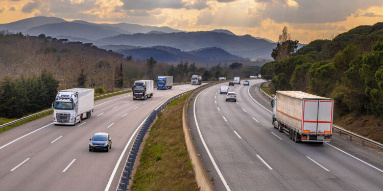 Las toneladas de mercancías transportadas por las carreteras de la UE caen un 0,7 % en 2024