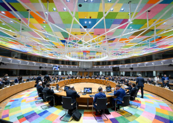 Los ministros de Defensa de la UE discuten la hoja de ruta con objetivos concretos para lograr la preparación defensiva para 2030 que Bruselas adoptará este jueves