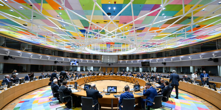 Los ministros de Defensa de la UE discuten la hoja de ruta con objetivos concretos para lograr la preparación defensiva para 2030 que Bruselas adoptará este jueves