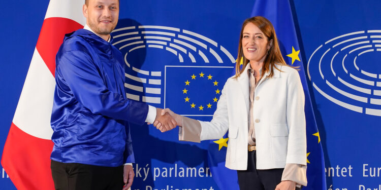 El primer ministro de Groenlandia pide ante el Parlamento reforzar la cooperación con la UE «en tiempos difíciles»