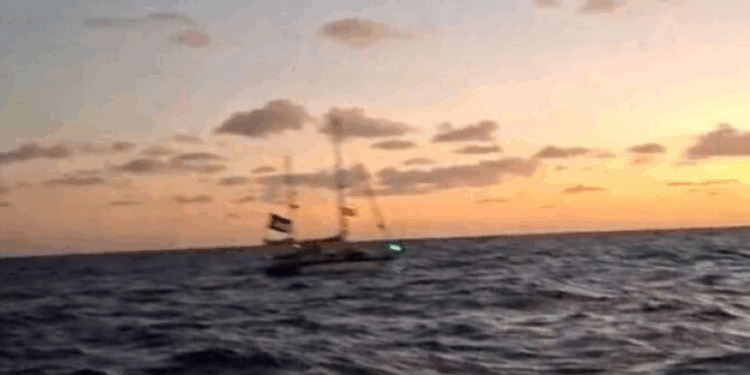 El Gobierno recomienda a la Flotilla que no entre en la zona de exclusión y asegura que el buque militar no accederá a ella