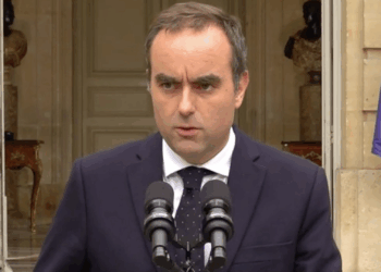 El primer ministro francés Sébastien Lecornu presenta su dimisión y Macron le concede 48 horas para negociar una solución