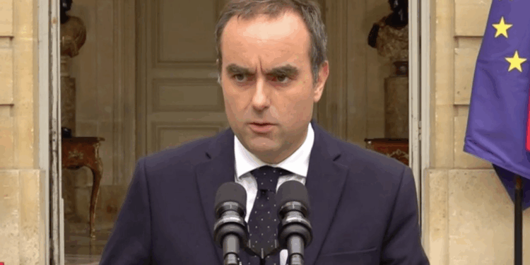 El primer ministro francés Sébastien Lecornu presenta su dimisión y Macron le concede 48 horas para negociar una solución