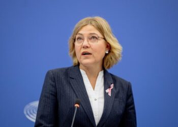 Bruselas lanza las estrategias «Aplicar la IA» y «IA en la Ciencia» para convertir a Europa en «un verdadero continente de inteligencia artificial»