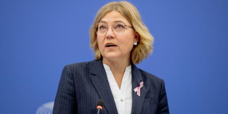 Bruselas lanza las estrategias «Aplicar la IA» y «IA en la Ciencia» para convertir a Europa en «un verdadero continente de inteligencia artificial»