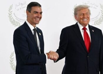 Trump saluda sonriente y con cordialidad a Sánchez días después de proponer la expulsión de España de la OTAN