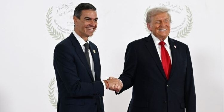 Trump saluda sonriente y con cordialidad a Sánchez días después de proponer la expulsión de España de la OTAN