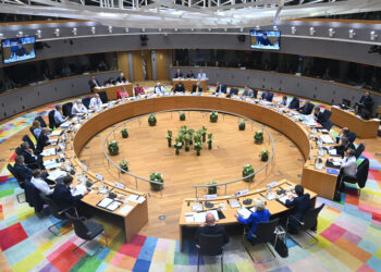 Los líderes europeos, a falta de Hungría, se comprometen a abordar las necesidades financieras de Ucrania para 2026-2027, pero persisten las discrepancias sobre el uso de activos rusos inmovilizados