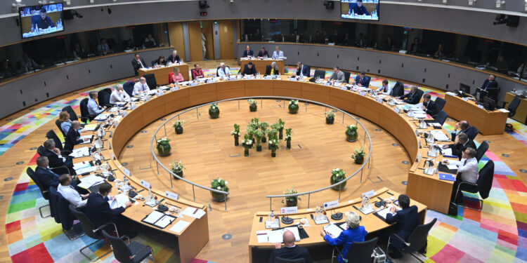 Los líderes europeos, a falta de Hungría, se comprometen a abordar las necesidades financieras de Ucrania para 2026-2027, pero persisten las discrepancias sobre el uso de activos rusos inmovilizados