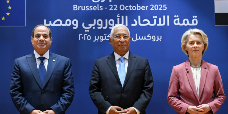 La UE y Egipto acuerdan reforzar la cooperación en la gestión de flujos migratorios en su primera cumbre bilteral