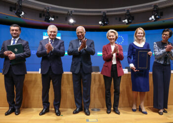 La UE y Uzbekistán firman un nuevo acuerdo para avanzar en la cooperación económica y política