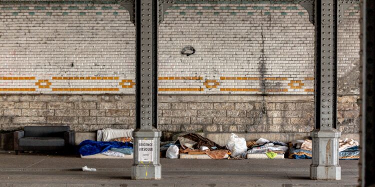 La tasa de pobreza subjetiva en la UE cae al 17,4 % en 2024 