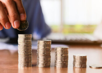 El salario anual ajustado a tiempo completo en la UE aumentó un 5,2 % en 2024