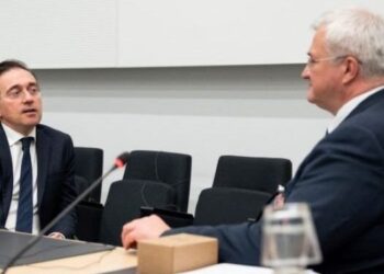 Albares transmite a su homólogo ucraniano el “firme” apoyo de España a una “paz justa y duradera”