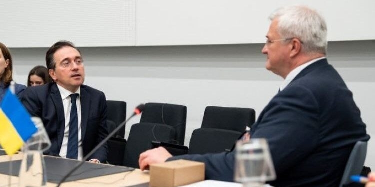 Albares transmite a su homólogo ucraniano el “firme” apoyo de España a una “paz justa y duradera”