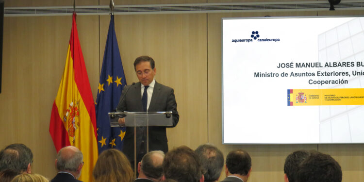 Albares clausura la 8ª edición de los Premios Aquí Europa advirtiendo sobre las amenazas externas e internas al proyecto europeo y afirmando que «el verdadero patriotismo es defenderlo»