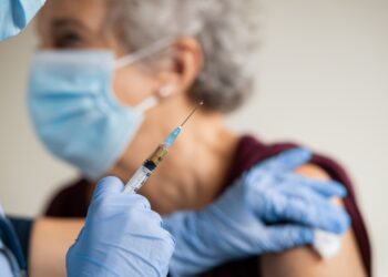 La tasa de vacunación de las personas mayores en la UE desciende en 2023