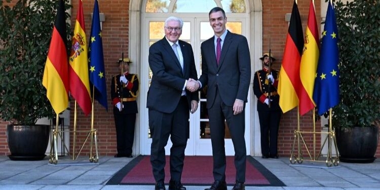 Sánchez aborda con Steinmeier la cooperación hispano-alemana en la industria de defensa
