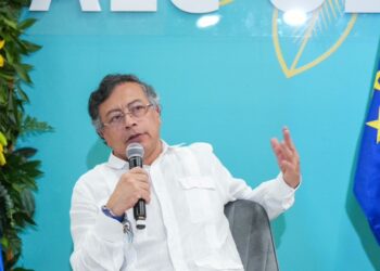 El presidente Petro llega a la Cumbre Celac-UE: ‘Que tanto Europa como América Latina y el Caribe constituyan un faro democrático de la humanidad’