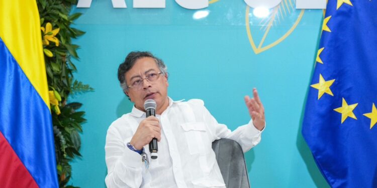 El presidente Petro llega a la Cumbre Celac-UE: ‘Que tanto Europa como América Latina y el Caribe constituyan un faro democrático de la humanidad’