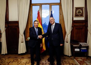 El Comisario Europeo de Pesca destaca la innovación y la sostenibilidad en el sector pesquero durante su visita a Cádiz