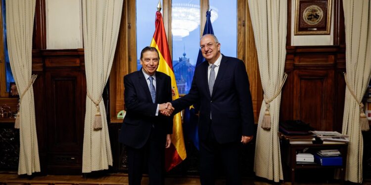 El Comisario Europeo de Pesca destaca la innovación y la sostenibilidad en el sector pesquero durante su visita a Cádiz