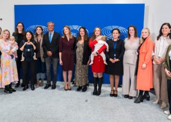 La Eurocámara vota a favor de permitir que las eurodiputadas embarazadas puedan delegar su voto