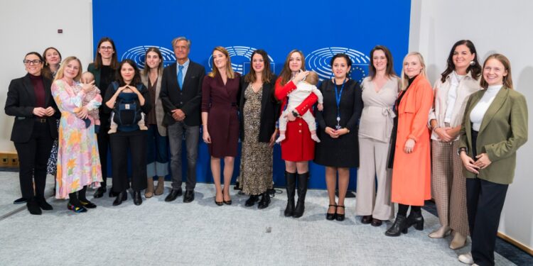 La Eurocámara vota a favor de permitir que las eurodiputadas embarazadas puedan delegar su voto