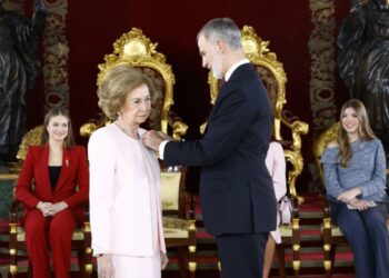 El Rey impone la Orden del Toisón de Oro a la Reina Sofía, Felipe González, Herrero de Miñón y Roca i Junyent